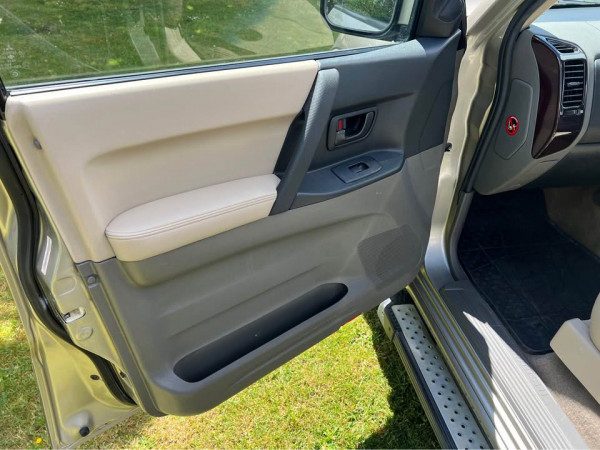 Mitsubishi Shogun 2002/ Beige RHD Diesel AT SUV 4WD view 3