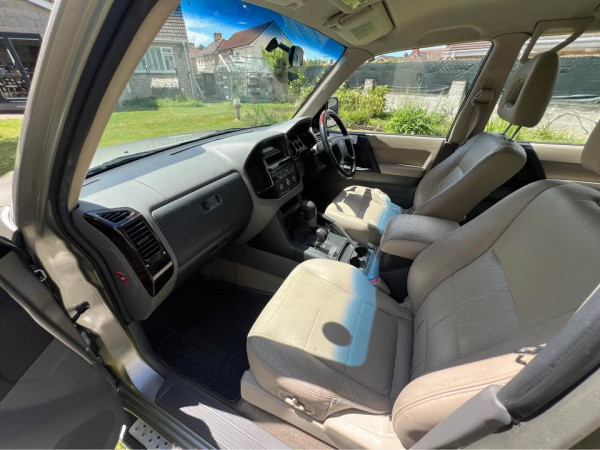 Mitsubishi Shogun 2002/ Beige RHD Diesel AT SUV 4WD view 5