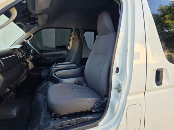 Toyota Hiace 2015/0 White RHD Diesel AT Van 2WD view 4