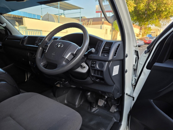 Toyota Hiace 2015/0 White RHD Diesel AT Van 2WD view 5