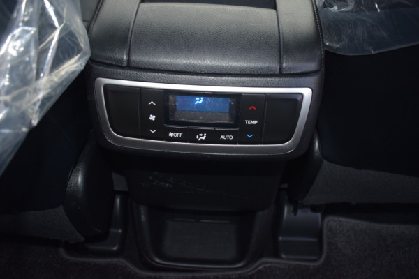 Toyota Kluger 2017  White RHD Petrol AT SUV 4WD view 16