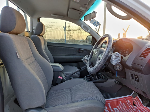 Toyota Hilux 2012  White RHD Diesel MT Pickup 4WD view 8