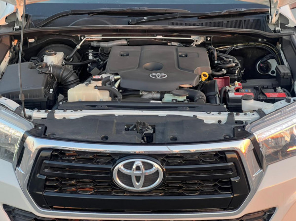 Toyota Hilux 2017  White RHD Diesel MT Pickup 4WD view 8