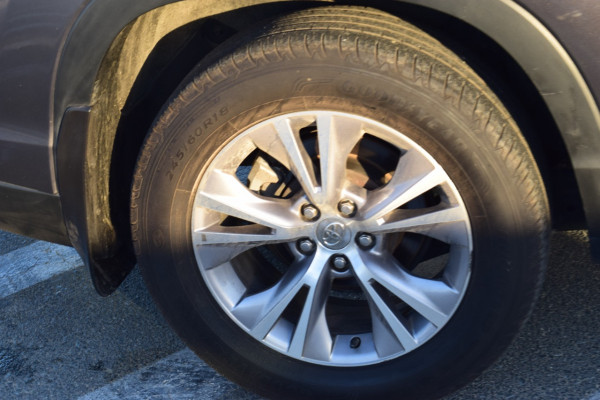 Toyota Kluger 2014  Grey RHD Petrol AT SUV 4WD view 3