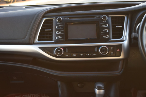 Toyota Kluger 2014  Grey RHD Petrol AT SUV 4WD view 11