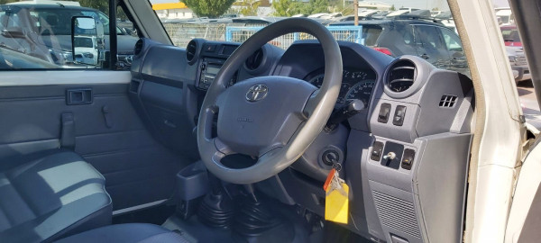 Toyota Land Cruiser Pickup 2011  White RHD Diesel MT Pickup 4WD view 2