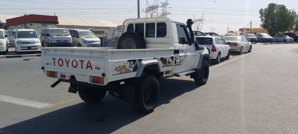 Toyota Land Cruiser Pickup 2011  White RHD Diesel MT Pickup 4WD view 6