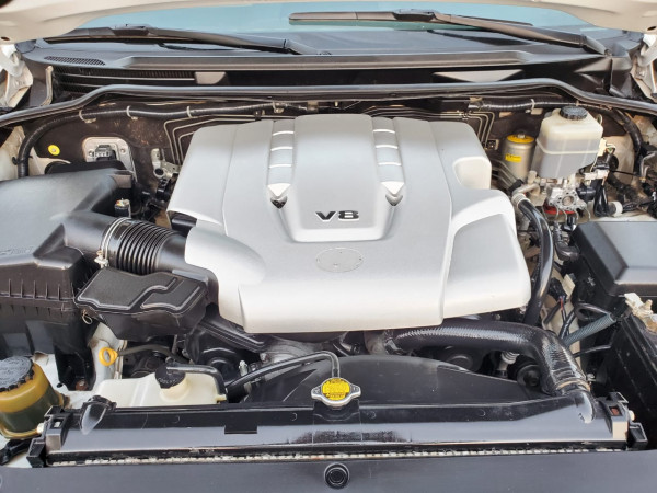 Toyota Land Cruiser 2008  White LHD Petrol AT SUV 4WD view 3
