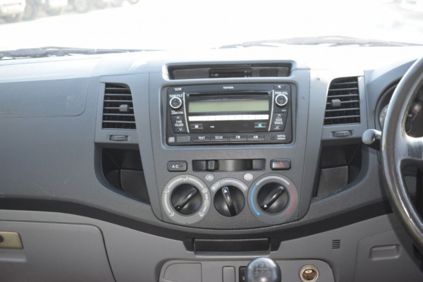 Toyota Hilux 2014  White RHD Diesel MT Pickup 4WD view 2