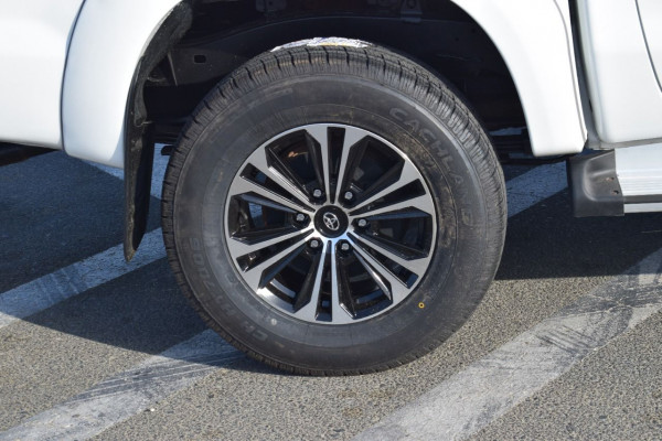 Toyota Hilux 2014  White RHD Diesel MT Pickup 4WD view 3