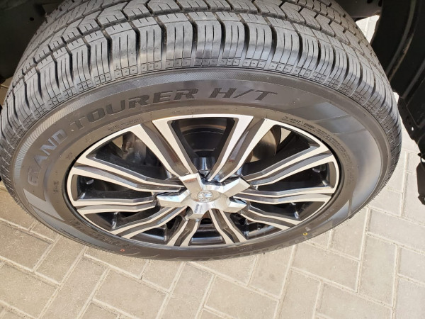 Toyota Land Cruiser 2014/ Grey LHD Petrol AT SUV 4WD view 2