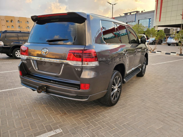 Toyota Land Cruiser 2014/ Grey LHD Petrol AT SUV 4WD view 5