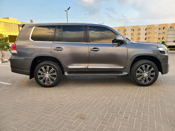 Toyota Land Cruiser 2014/ Grey LHD Petrol AT SUV 4WD view 9