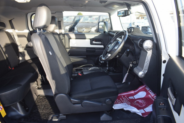 Toyota FJ Cruiser 2015/ White RHD Petrol AT SUV 4WD view 3
