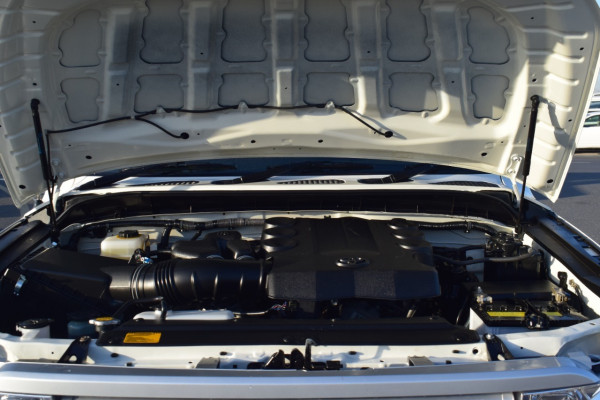 Toyota FJ Cruiser 2015/ White RHD Petrol AT SUV 4WD view 10