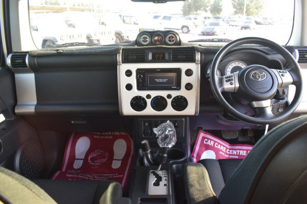 Toyota FJ Cruiser 2015/ White RHD Petrol AT SUV 4WD view 22