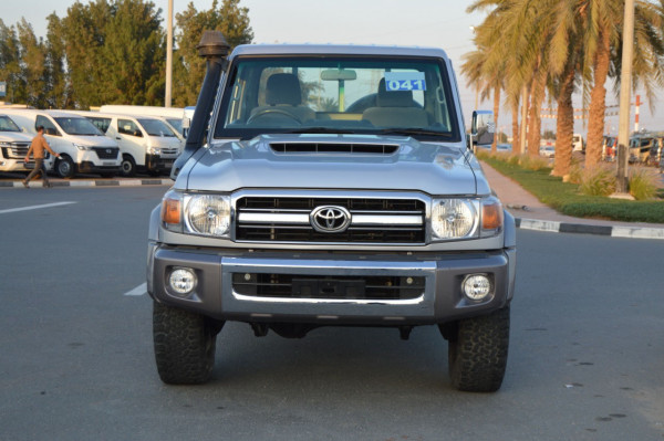 Toyota Land Cruiser 2017  Silver RHD Diesel MT Pickup 4WD view 6