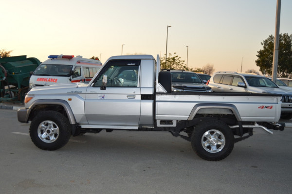 Toyota Land Cruiser 2017  Silver RHD Diesel MT Pickup 4WD view 9