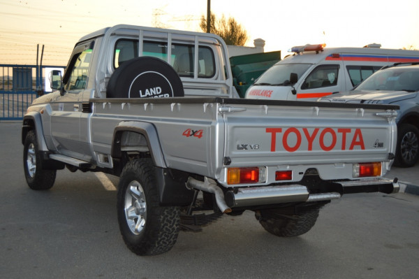 Toyota Land Cruiser 2017  Silver RHD Diesel MT Pickup 4WD view 11