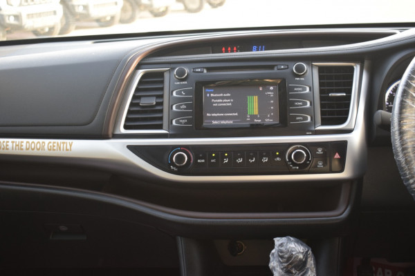 Toyota Kluger 2016  White RHD Petrol AT SUV 2WD view 3