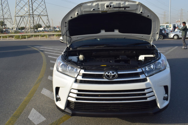 Toyota Kluger 2016  White RHD Petrol AT SUV 2WD view 4